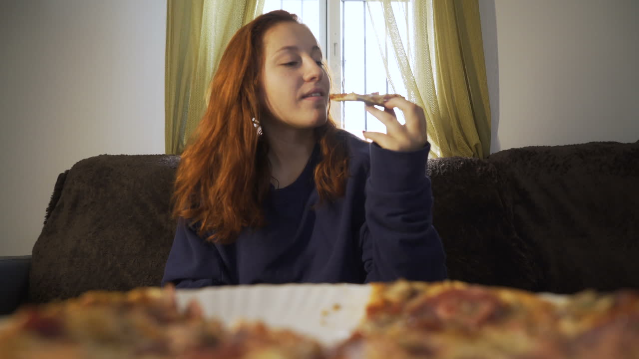 mujer comiendo pizza