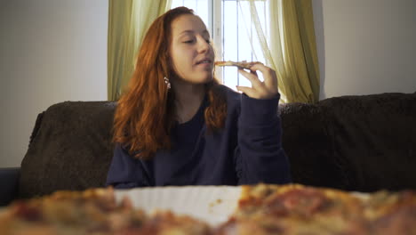 mujer comiendo pizza