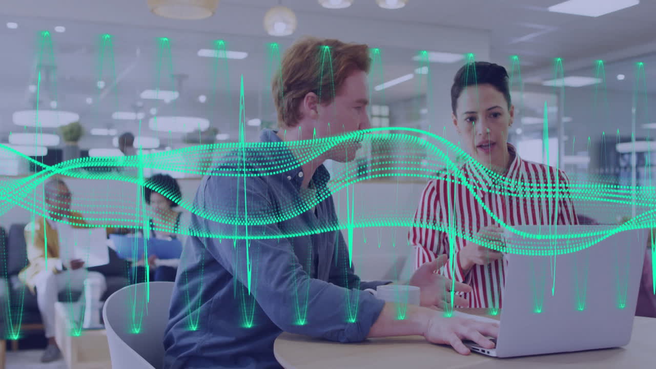 animación del procesamiento de datos financieros sobre diversas personas de negocios que trabajan juntas en la oficina