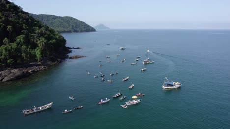 巴拉多萨希海岸的渔船周围的空中景观,阳光明<unk>的巴西 - 轨道,无人机拍摄