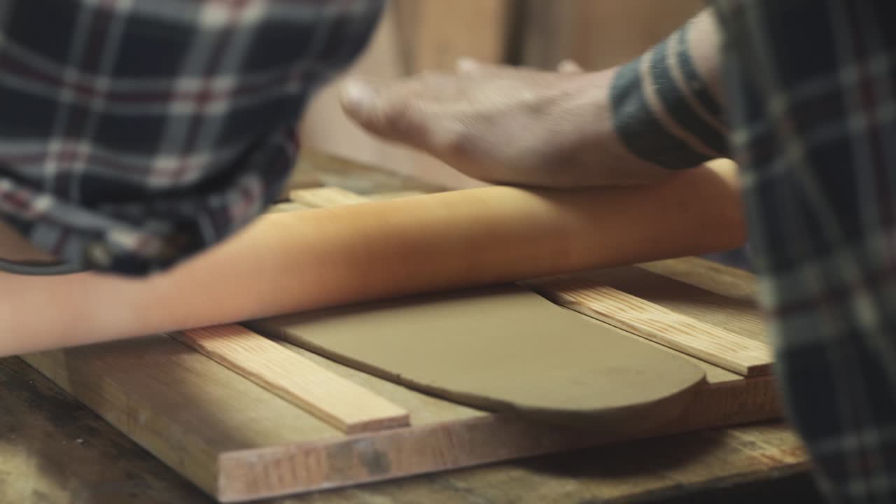 el alfarero trabaja con arcilla