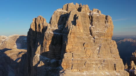 Aufsteigende-Filmische-Drohnenaufnahme-Von-Tre-Cime-Di-Lavaredo-In-Italien,-Die-Die-Gipfel-Summit-Small,-Summit-Grande-Und-Summit-West-Zeigt