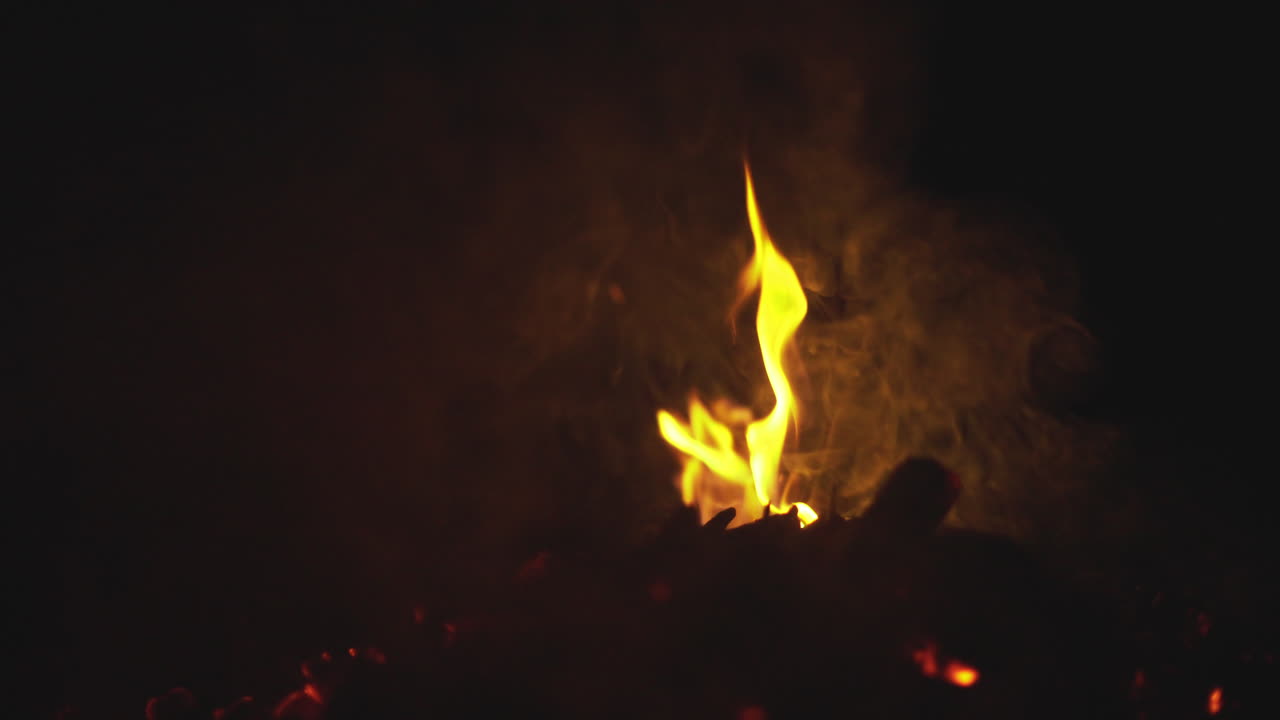 fuego ardiendo por la noche