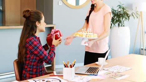 Ejecutiva-Celebrando-El-Cumpleaños-De-Sus-Colegas