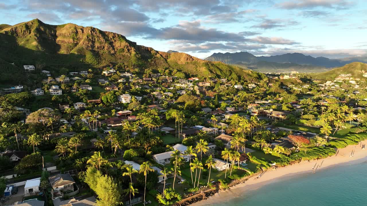 일출 시 라니카이 하와이에 있는 라니카이 해변 부동산의 조감도 공중 포장 드론 샷 아름다운 맑은 해변 물 야자수 카누 암초 낙원 오션프론트 부동산