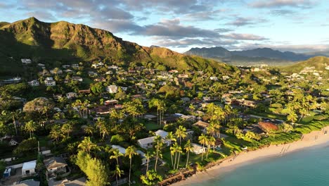 Luftaufnahmen-Aus-Der-Vogelperspektive,-Drohnenaufnahme-Von-Lanikai-Beach-Immobilien-In-Lanikai,-Hawaii,-Bei-Sonnenaufgang,-Wunderschönes,-Klares-Strandwasser,-Palmen,-Kanus,-Riffparadies,-Direkt-Am-Meer-Gelegenes-Anwesen