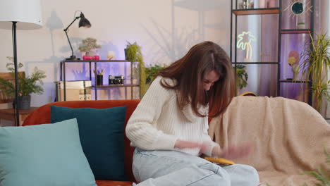 mujer joven feliz en casa usar teléfono inteligente escribir navegación wow sí descubrió gran gran victoria celebrar