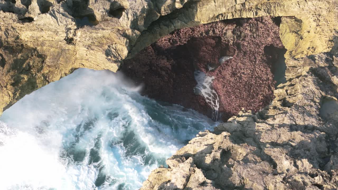 imágenes en cámara lenta capturando poderosas olas oceánicas chocando contra rocas costeras duras y desnudas