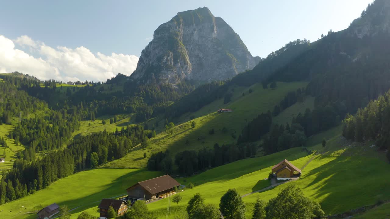 Inquadratura di apertura del Grosser Mythen a Svitto, Svizzera