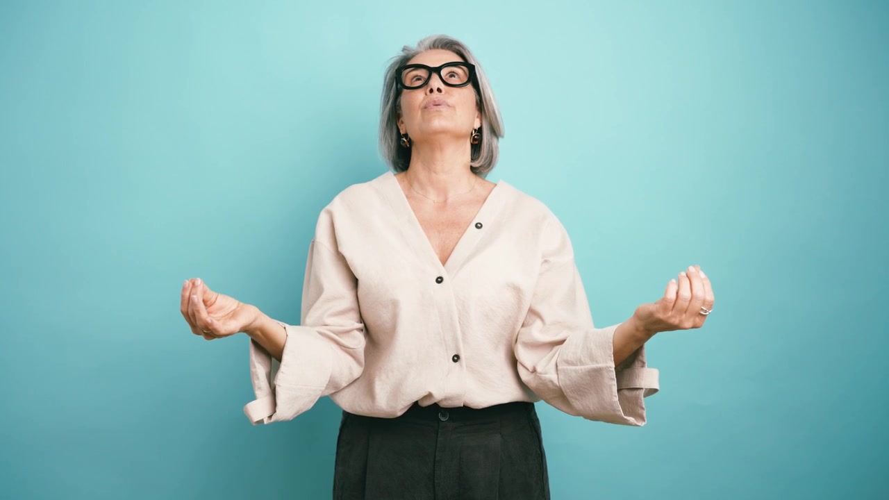 Donna matura che pratica mindfulness ed esercizi di respirazione profonda