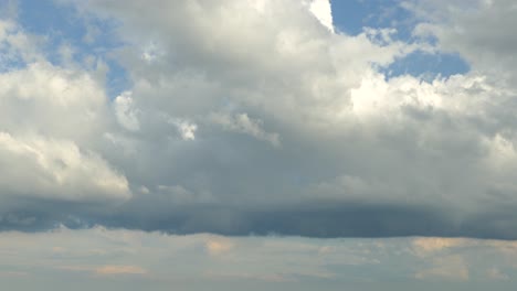 時間流逝 廣<unk>的大藍天 有大暴風雲移動