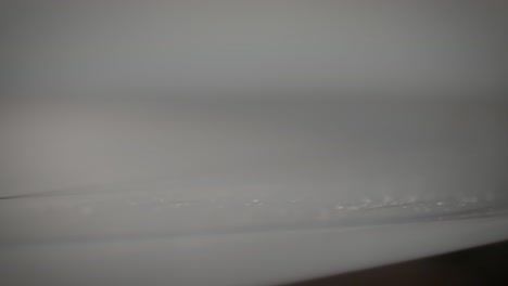 dejando caer la aguja del lápiz sobre un disco de vinilo jugando con el disco girando de cerca, macro