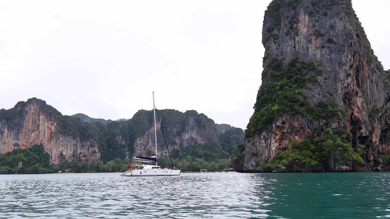 항해 보트 가 크라비 의 멋진 절벽 을 지나간다