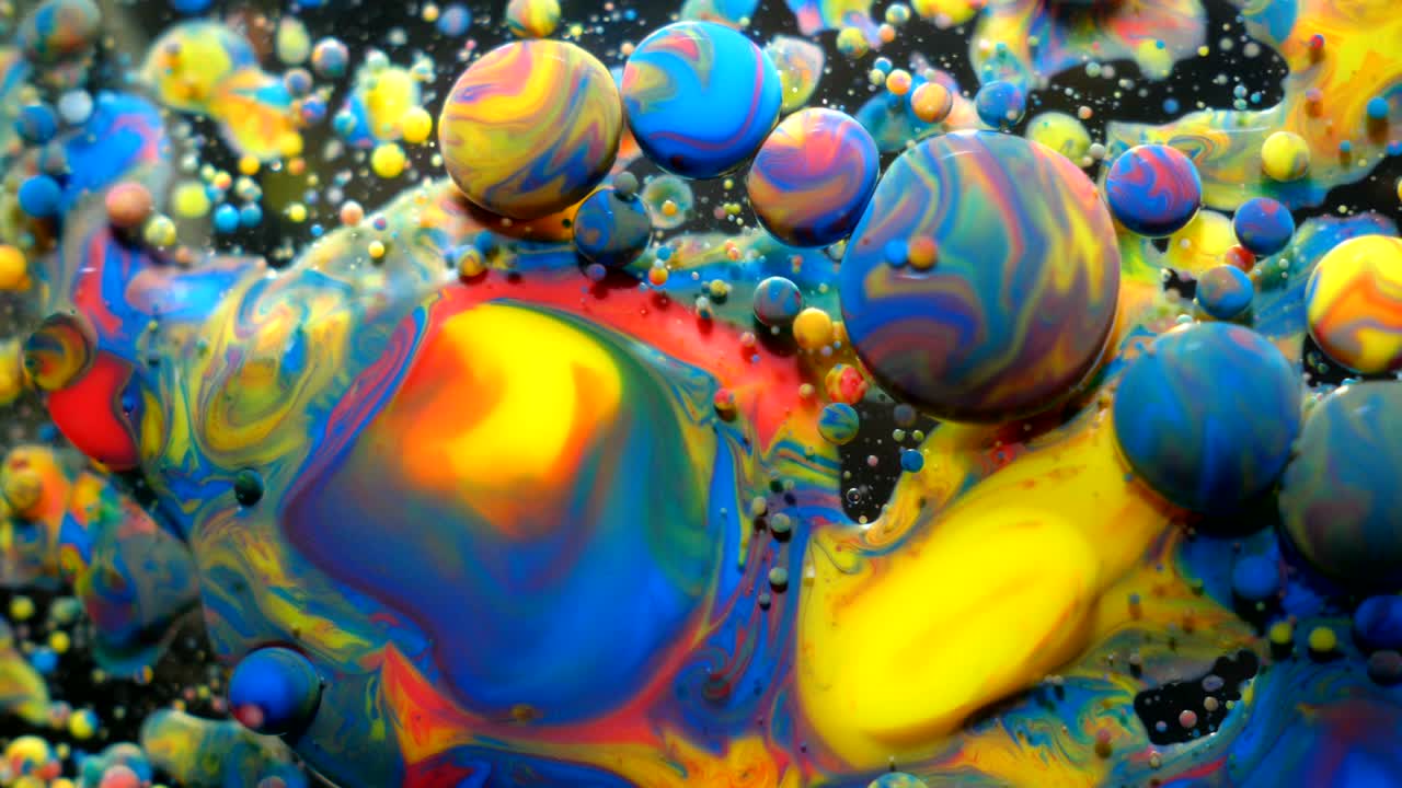 movimiento lento colores brillantes burbujas de aceite hermosa pintura color del universo movimiento de primer plano multicolor. pintura acrílica. superficie fantástica. abstracto pintura de colores estructura de metamorfosis burbujas coloridas