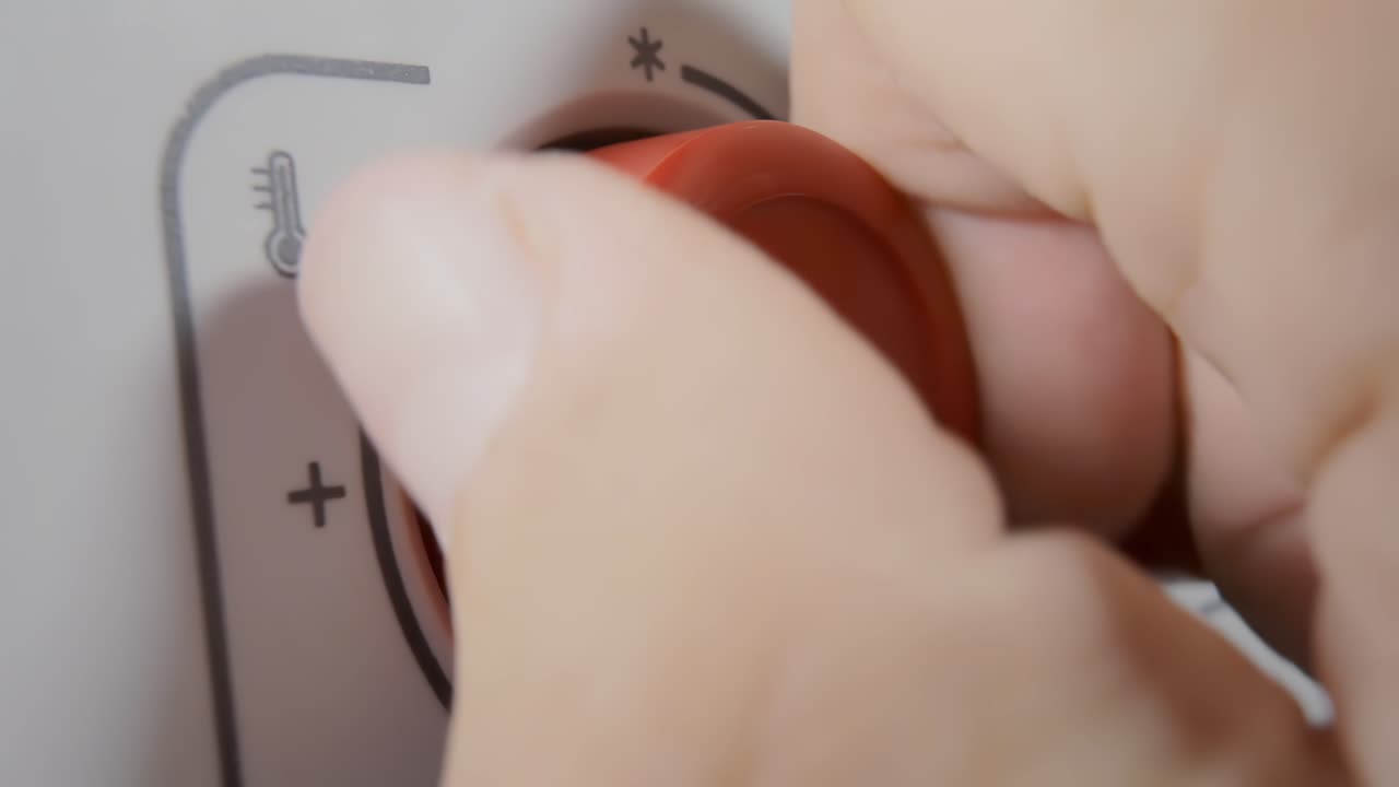 un ajuste de mano . disparo en ángulo de primer plano