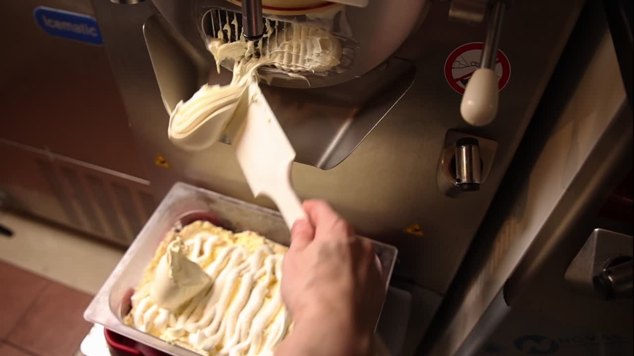 Membuat Es Krim Segar dengan Mesin Komersial