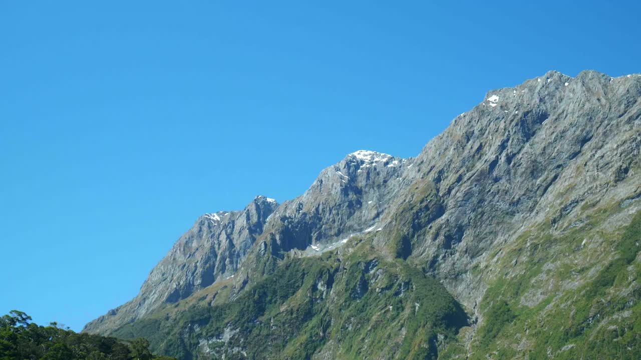 섬세한 눈판으로 장식된 화려한 산꼭대기, 자연의 아름다움의 순수한 장면