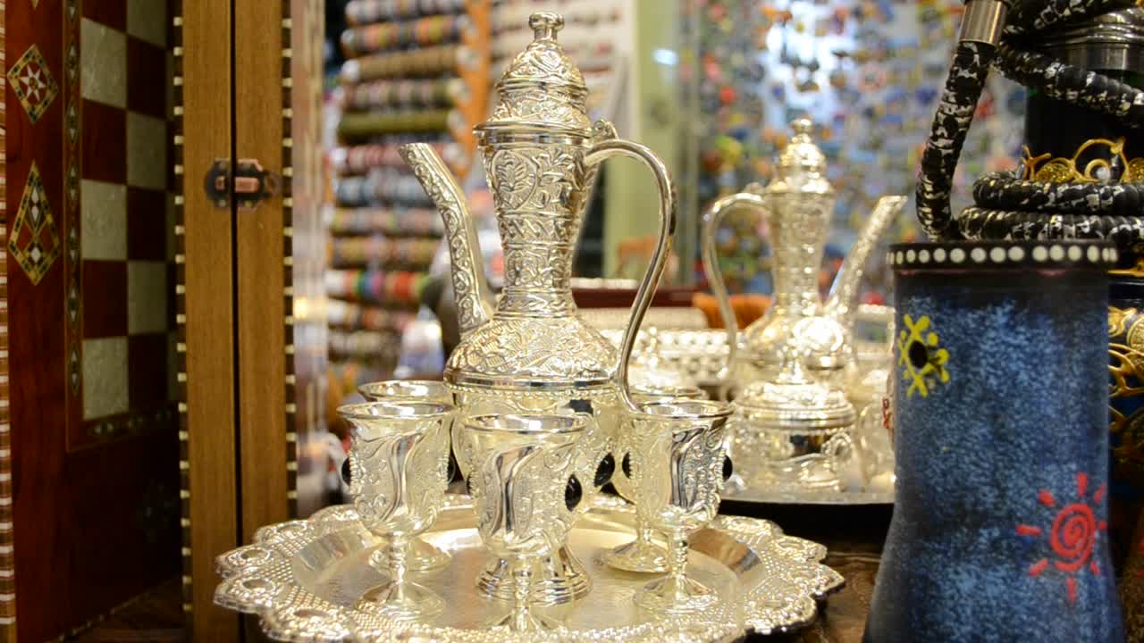 Pot et tasses dorés