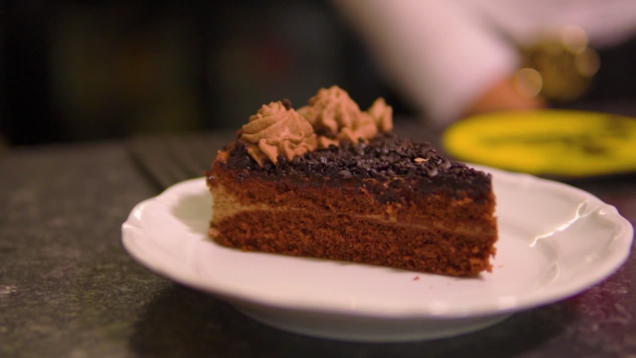 increíble toma de un pastel de chocolate recién servido en un restaurante a cámara lenta