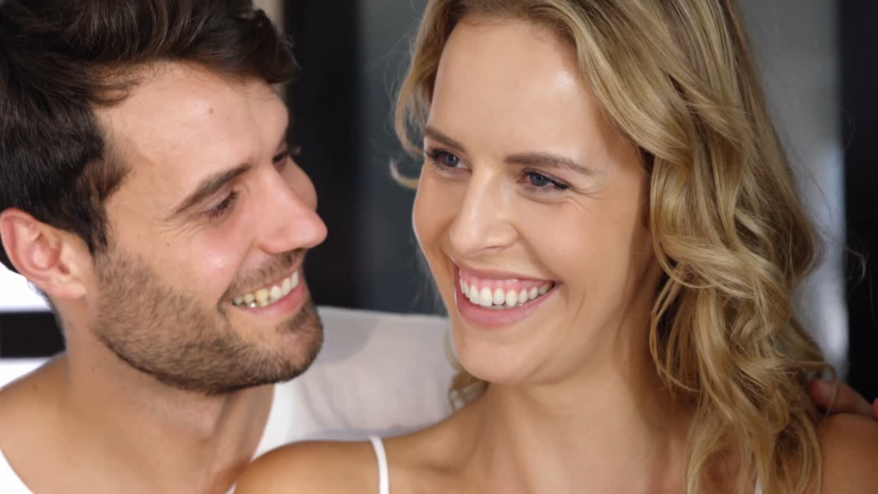 pareja abrazándose en la cama