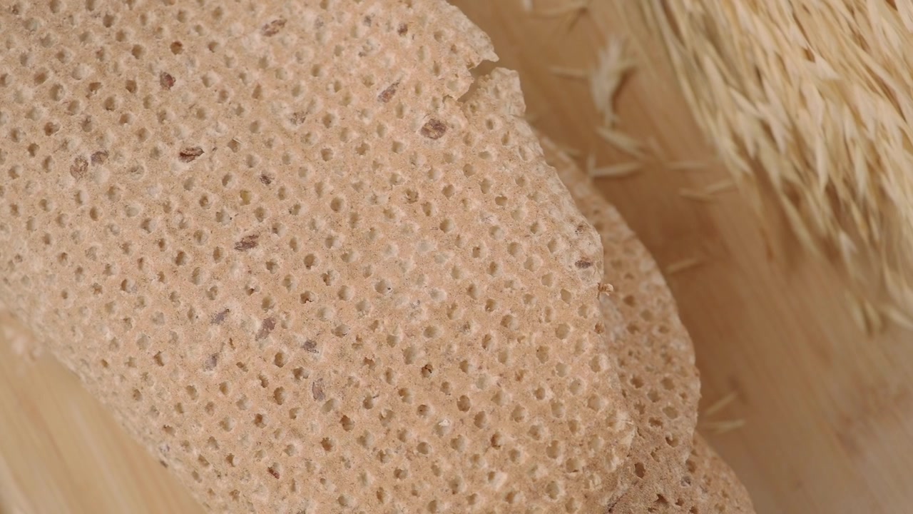 Gallette di cereali integrali con spighe di grano su una superficie di legno