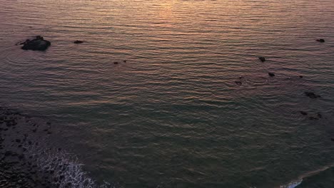 인도 남쪽 고아에서 일몰 동안 잔잔한 파도가 있는 목가적인 바다