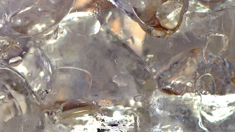 vaso lleno de cubitos de hielo que se llena gradualmente con té helado