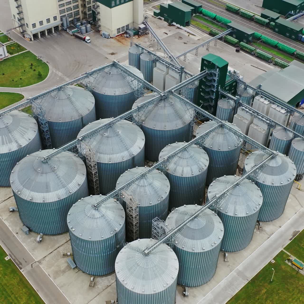 ascensores redondos de acero en el campo. contenedores de grano para el almacenamiento de productos agrícolas. gran silo para la cosecha. agribusiness. vista superior.