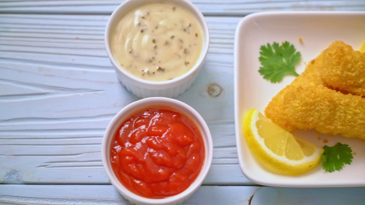 stecca di pesce fritto o patatine fritte pesce con salsa