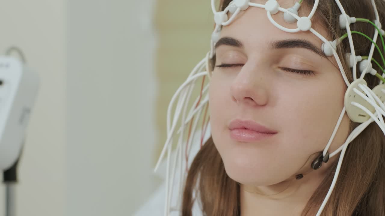 тестирование мозга пациента с помощью энцефалографии в медицинском центре