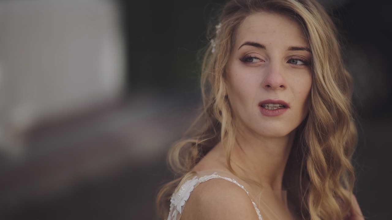 아름답고 사랑스러운 신부. 예고 잘 관리 된 여성. 느린 모션