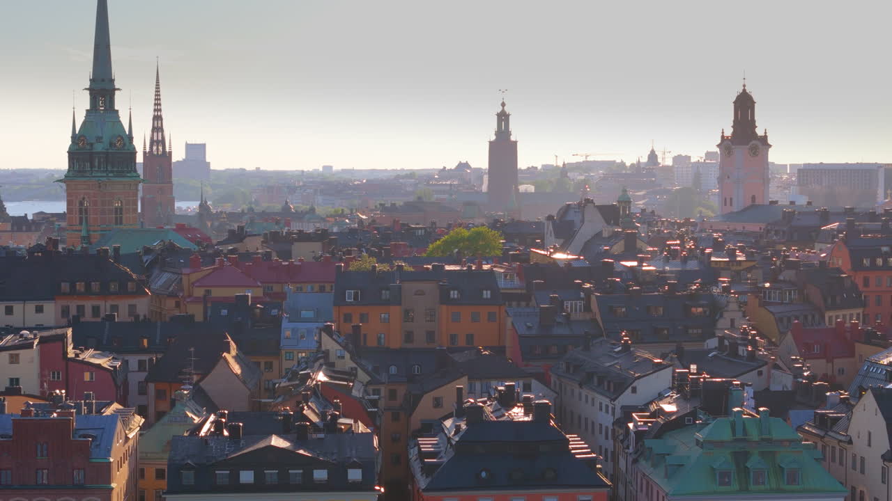 horizonte aéreo del atardecer de gamla stan con torres de iglesias y edificios coloridos