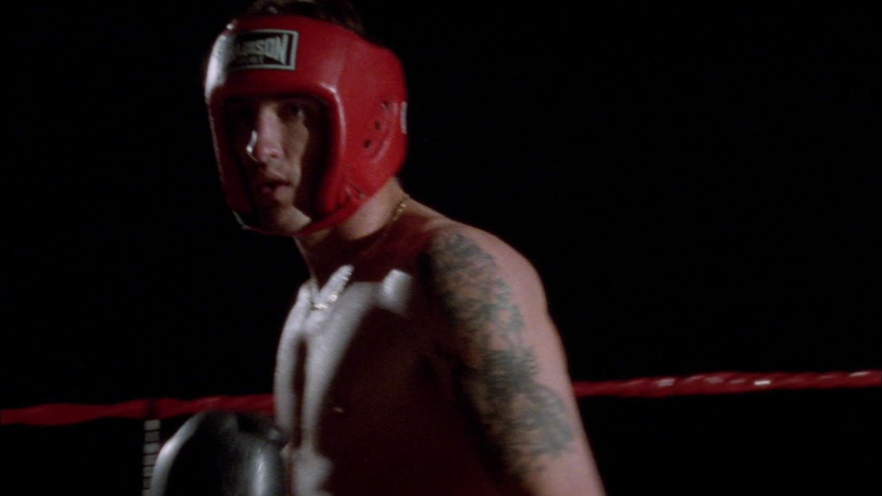 dos boxeadores entrenan en el ring 1