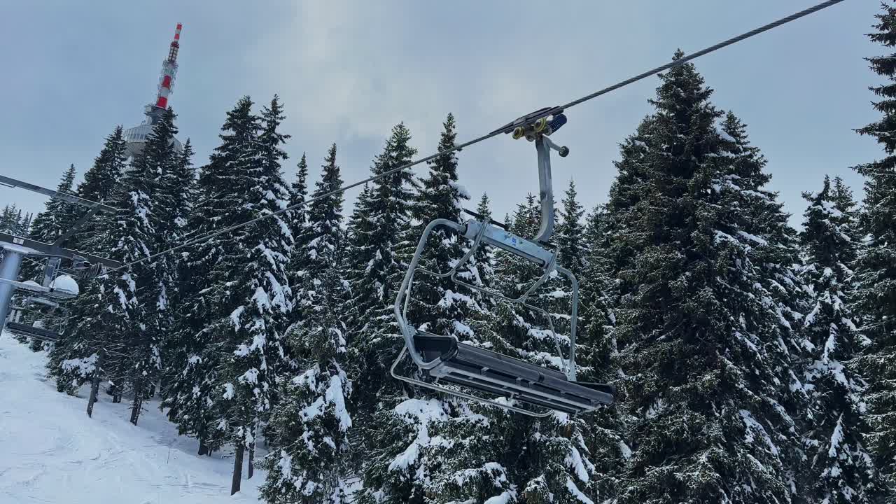 Uno skilift attraversa i Carpazi innevati in Bulgaria in una giornata invernale.