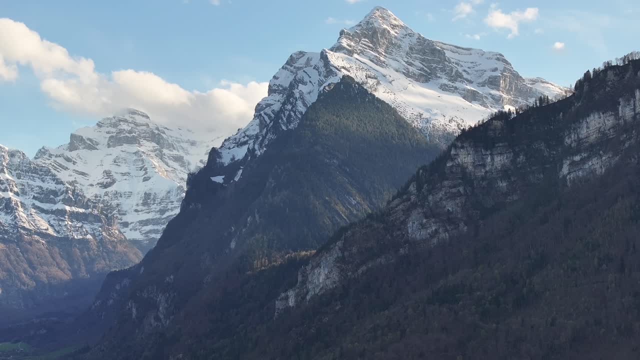Experimente a vista deslumbrante de uma majestosa cordilheira na Suíça, exibindo sua grandiosidade e picos nevados