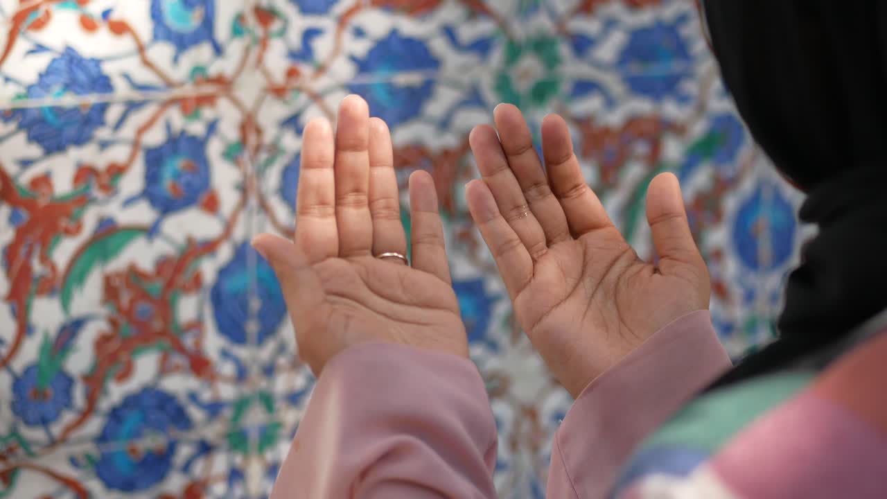 모스크 에서 기도 하는 무슬림 여자