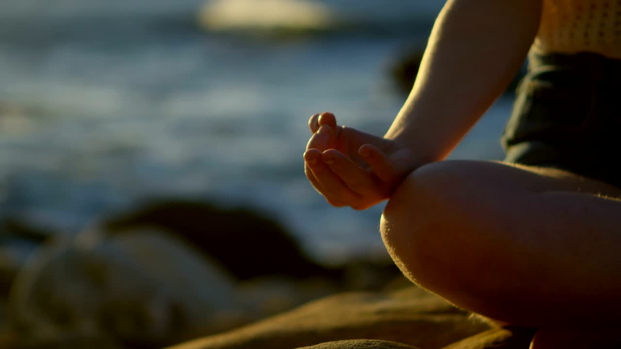 Plajda yoga yapan kadın 4k
