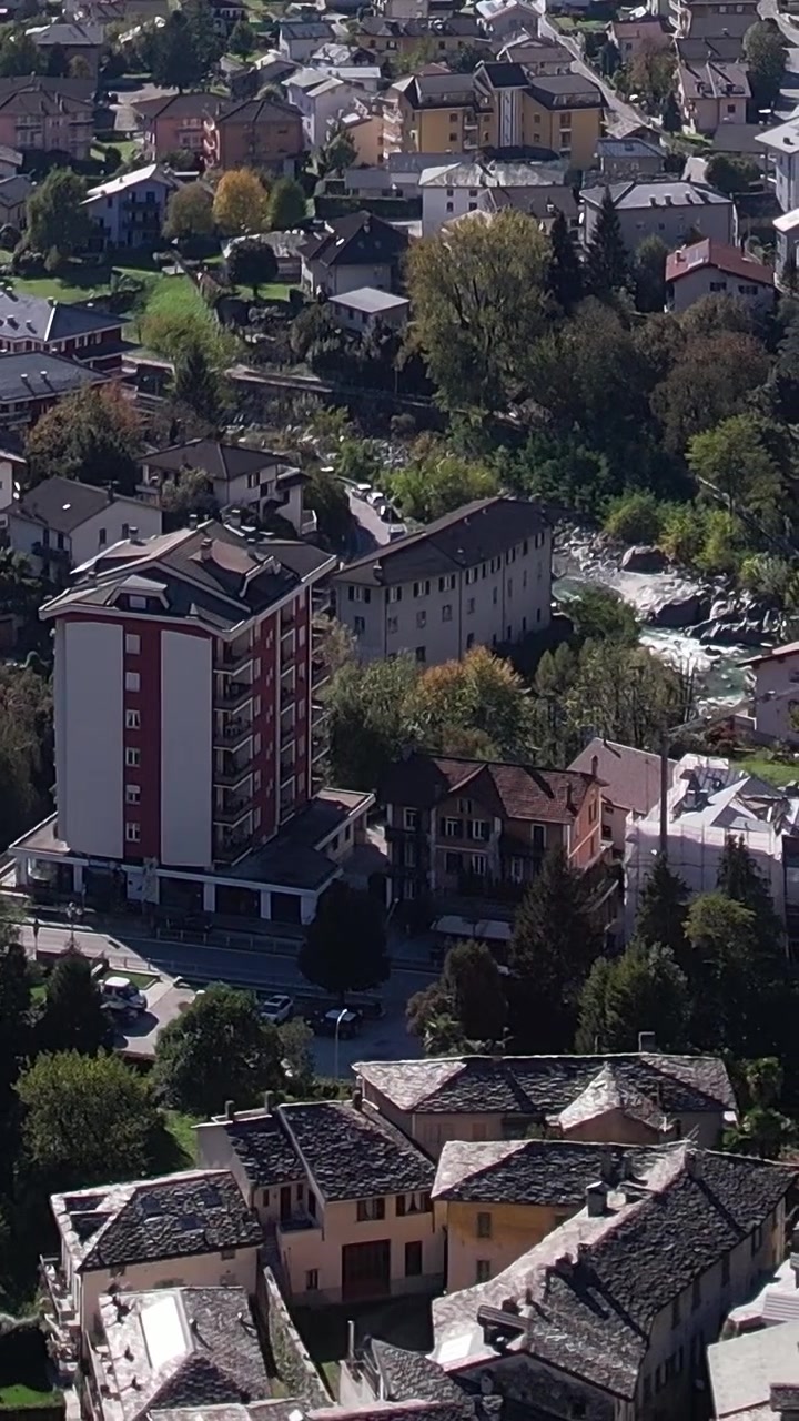 Vista aerea di una città sulle Alpi italiane con un'architettura unica