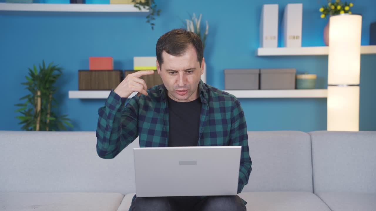 hombre hablando en llamada de facetime desde una computadora portátil.