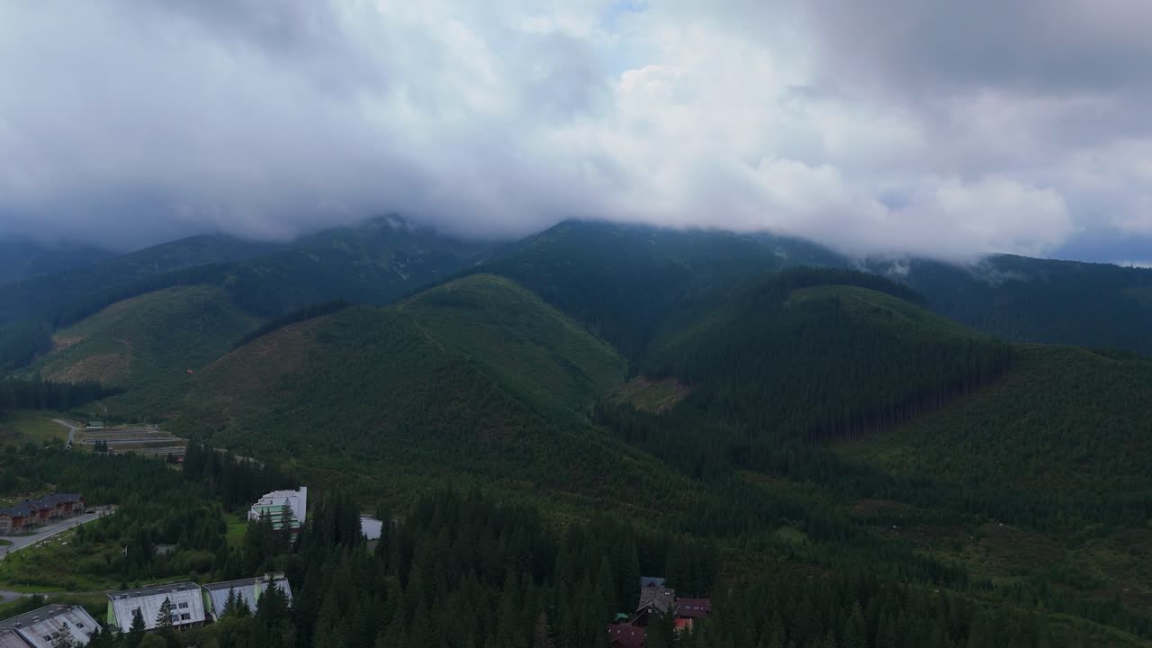 Filmato aereo di Demanovska Dolina in Slovacchia, che mostra la stazione sciistica di Jasna, il lago Vrbicke pleso, le cime montuose e le nuvole alla deriva. Splendide immagini naturalistiche e di viaggio dalla regione di Zilina
