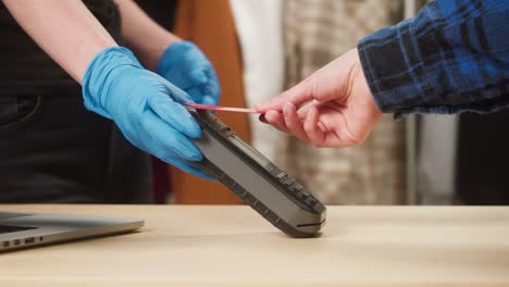 pagar con tarjeta de crédito bancario en la tienda. comprar ropa en una tienda. comprar sin contacto en un supermercado durante la pandemia de coronavirus.