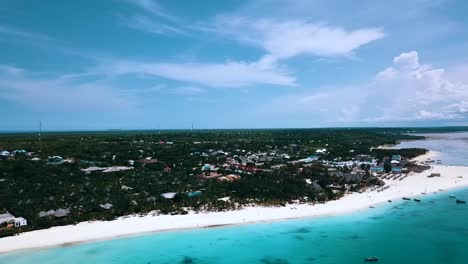 Wunderbares-Flugpanorama-über-Aussichtsdrohne-über-Kristallklarem,-Türkisfarbenem-Wasser,-Weißem-Sandstrand