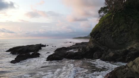 Drone-Volando-Sobre-Rocas-Y-Océano-Pacífico-En-La-Costa-De-Costa-Rica