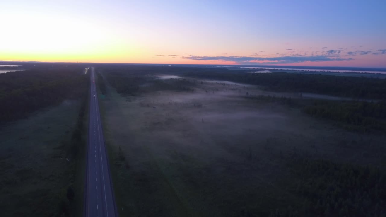 많은 나무와 풍경과 함께 트랜스 캐나다 고속도로에서 동부 해안에서 안개 아침 드론