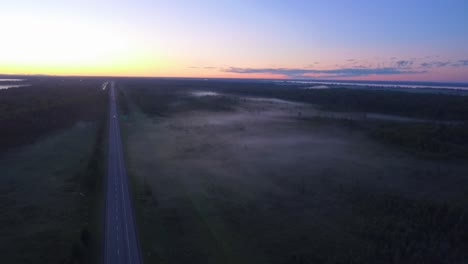 drone de mañana brumosa disparado en la costa este sobre la autopista transcanadiense con muchos árboles y paisajes