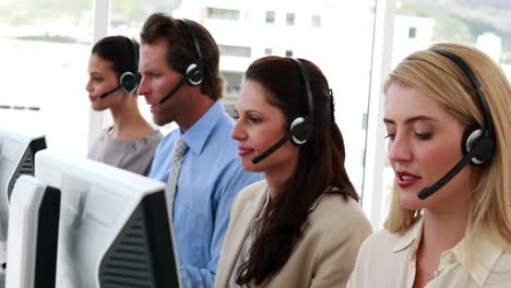 Glückliche-Callcenter-Mitarbeiter-Bei-Der-Arbeit