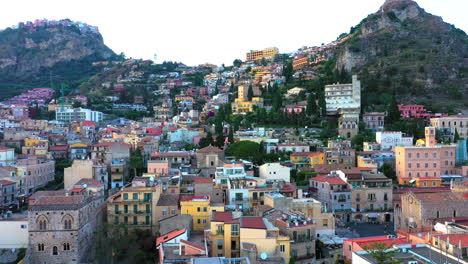 vista aérea de los edificios de taormina, italia