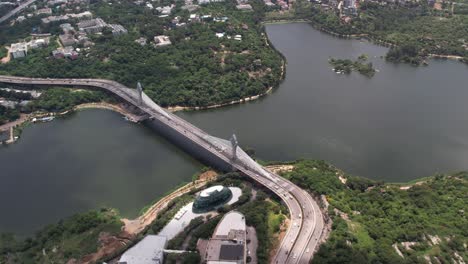 Luftaufnahmen-Der-Verbindung-Von-Jubilee-Hills-Und-Der-Kabelbrücke-Madhapur-Durgam-Cheruvu.-Dieses-Projekt-Umfasst-Die-Weltweit-Längste-Extradosierte-Betondeckbrücke-Mit-Einer-Hauptspannweite-Von-234-M
