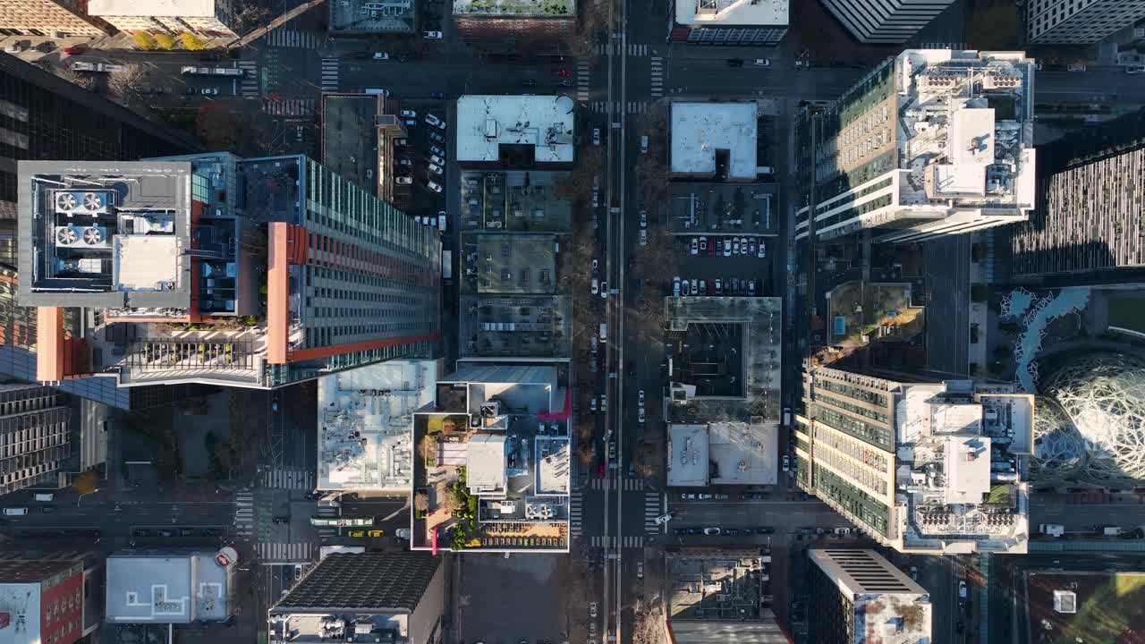 시애틀 다운타운 스트리트 바로 위에 고층 타워와 함께, 공중 안테나를 낮추고