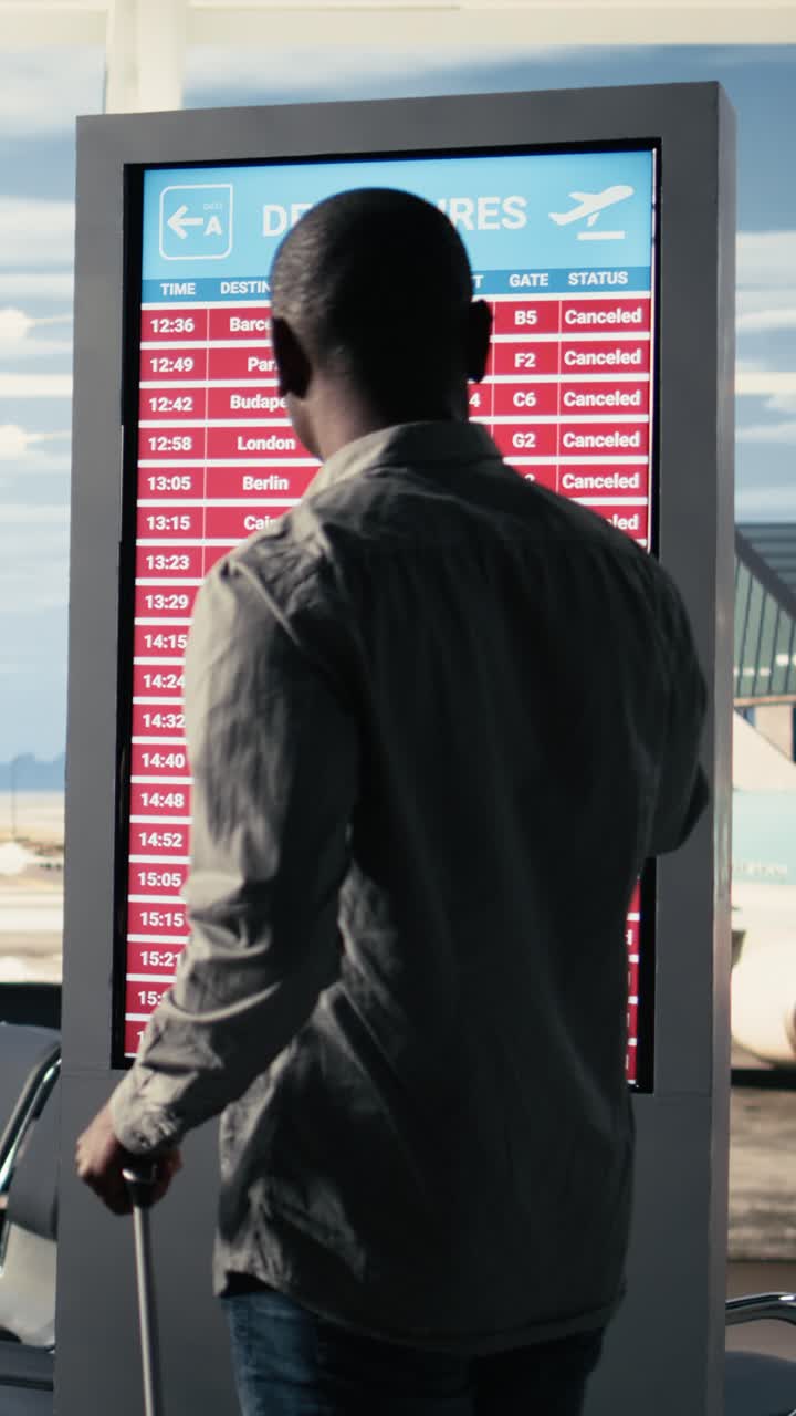 Video vertical: Diversos pasajeros entrando en pánico dentro de una terminal de aeropuerto internacional